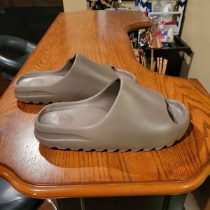 Yeezy slides - Size 10